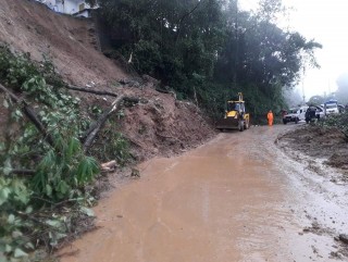 पहिरोको कारण अबरुद्ध मेची राजमार्ग खुल्यो