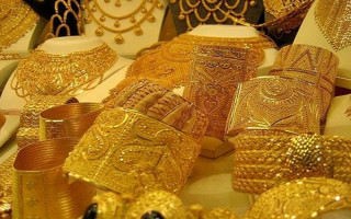 आज फेरि घट्यो सुनको मुल्य, कतिमा हुँदैछ काराेबार?