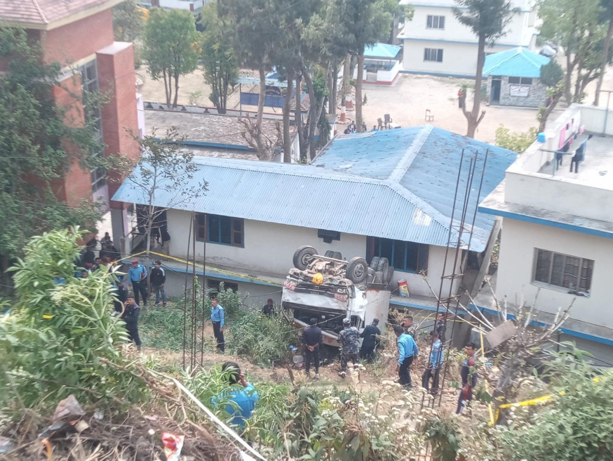 गाेरखाकाे बिसाैनी माेडमा  ट्रक अनियनिन्त्र हुदाँ १ जनाकाे मृत्यु ७ जना घाईते