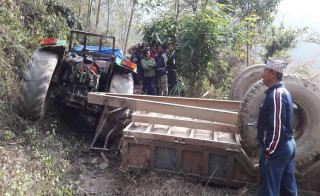 कैलालीमा ट्याक्टर दुर्घटना हुँदा २ जना  घाइते एक मृत्यु