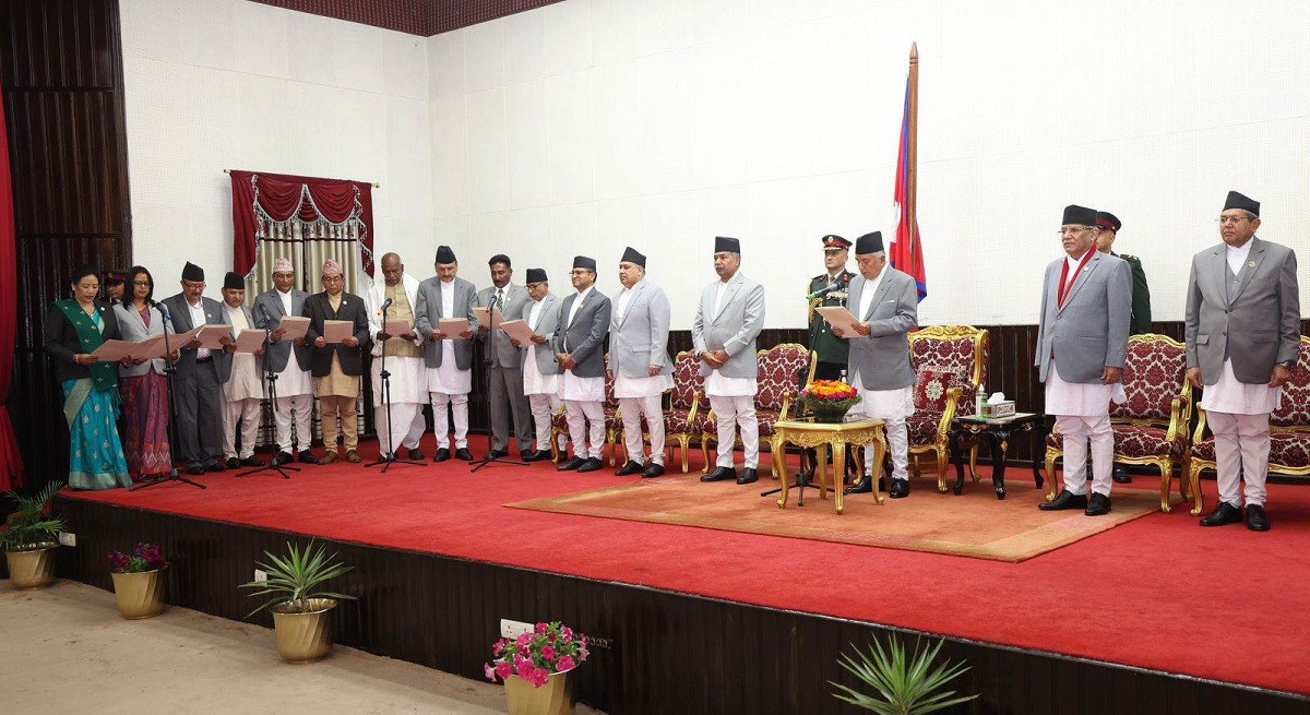 राष्ट्रपति रामचन्द्र  पौडेलबाट १२ जना  मन्त्रीले शपथ लिए
