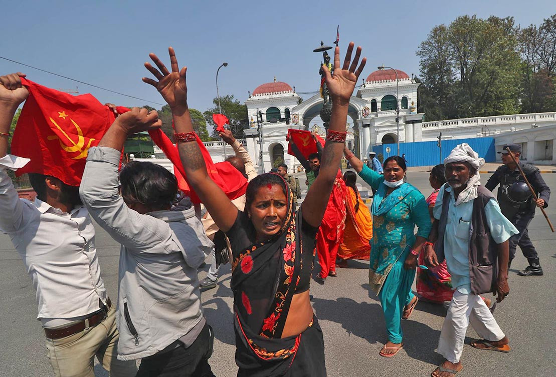 सिंहदरबार अगाडि आन्दोलन गर्दै  गर्दा  मिटरब्याज पीडितहरु पक्राउ