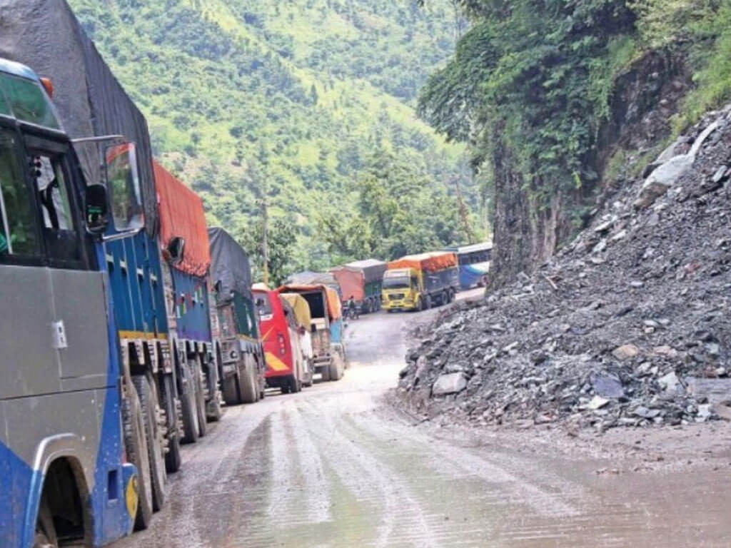 नारायणगढ-मुग्लिन सडक  पहिरोले  अवरुद्ध