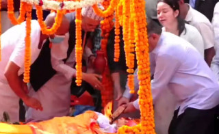 प्रधानमन्त्री पुष्पकमल दाहाल ‘प्रचण्ड’ले पत्नीलाई दागबत्ती दिए