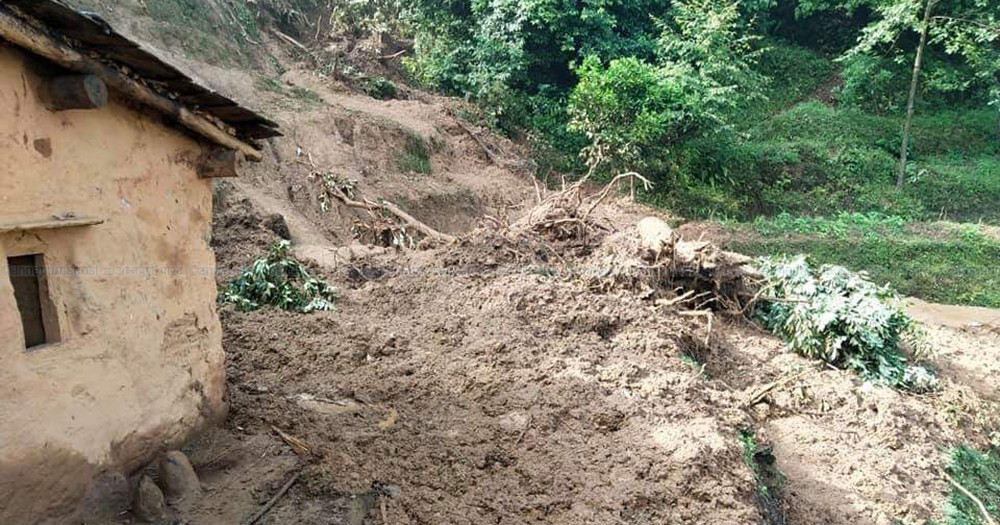 हिजो  बाढी    पहिरोले घर पुरिँदा दुई जनाको  मृत्यु,तिन जना घाइते