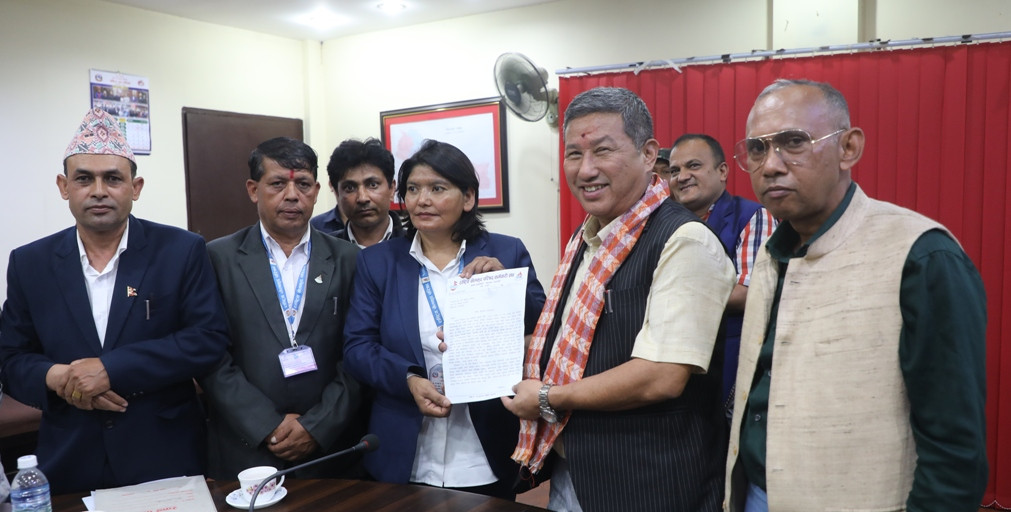 बढुवाका लागि कर्मचारी संघले युवा तथा खेलकुद मन्त्री लिम्बूलाई ज्ञापनपत्र बुझाइदै