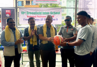 ग्रिनफिल्ड कप अन्तरविद्यालय बास्केटबलको उद्घाटन गर्ने, क्रममा निर्णायकलाई बल हस्तान्तरण गरिदै