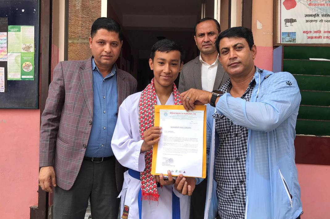 कराते खेलाडी आर्यन रन्जितलाई प्रमाण पत्र हस्तान्तरण गरिदै , ब्रान्ड एम्बासडर