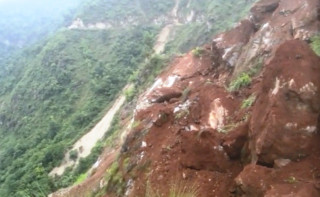 अविरल वर्षा कारण  आरुघाट, घाटबेँसी, बेनिघाट हुदै काठमाण्डौ  जाने सडक   अवरुद्ध
