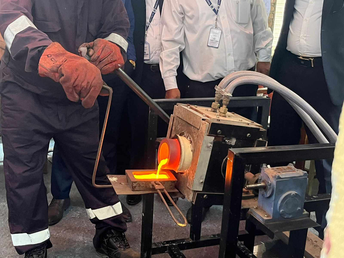 तस्करीबाट बरामद भएको  ६० केजी सुन यसरी गालिँदै छ