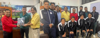 एसियाडको ब्याडमिन्टन टोलीलाई ट्रयाक सुट  प्रदान गरिदै ।