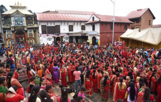पशुपतिनाथ मन्दिरलगायत देशभरका  शिवालयमा भक्तजनको भीडभाड