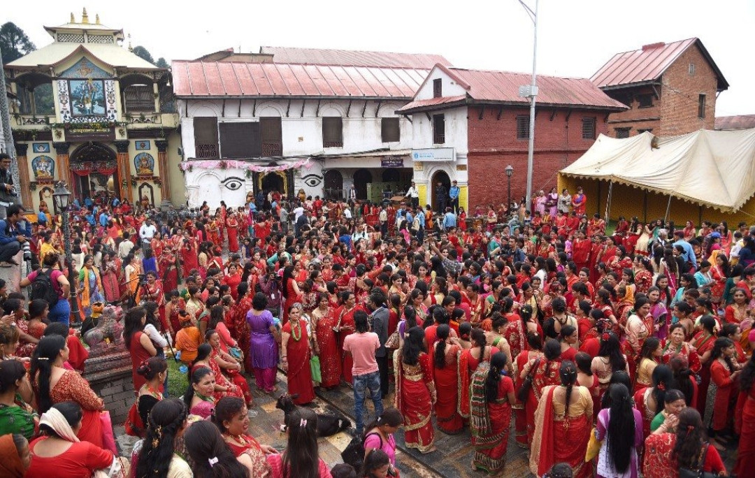 पशुपतिनाथ मन्दिरलगायत देशभरका  शिवालयमा भक्तजनको भीडभाड
