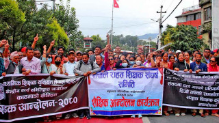 काठमाडौँमा राहत शिक्षकहरूले सिट्ठी फुकेर आज पनि प्रदर्शनमा उत्रिए