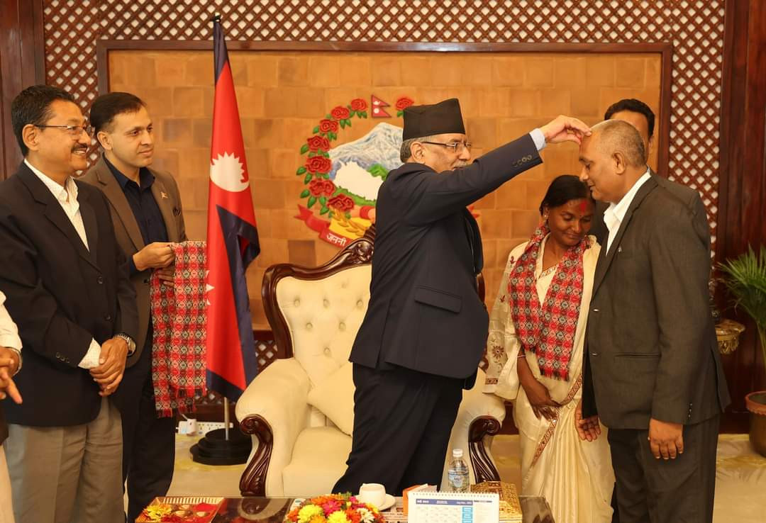 लुम्बिनी प्रदेश सचिवालय सदस्य नेकपा एमालेका हरिजनसहितकाे टाेली  नेकपा माओवादी केन्द्रमा प्रवेश,अध्यक्ष  दाहाल द्वारा स्वागत