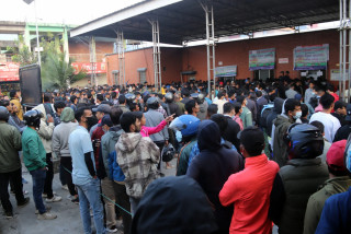 बसपार्कमा अग्रिम टिकट काट्नेको भीड