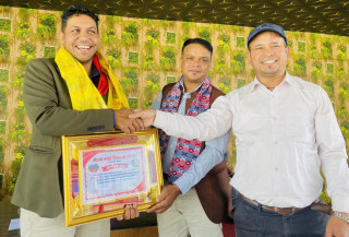 गोरखा बगुवा बिश्वकर्मा समाजद्वारा शाखा अधिकृत किशोर बिकलाई सम्मान