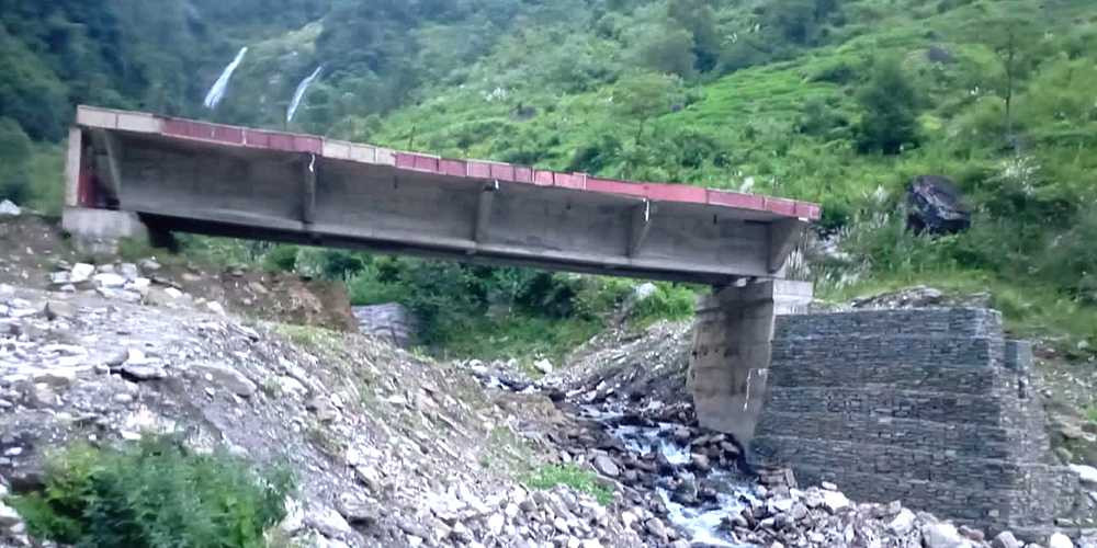 सात बर्ष बितिसक्दा पनि बेनिघाट आरुघाट सडकखण्डको मोटरपुल निर्माण सम्पन्न हुनसकेकाे छैन