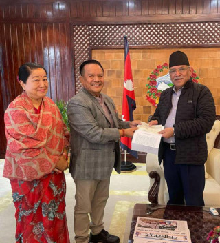 भाटभटेनी सुपरमार्केटका सञ्चालक गुरुङद्वारा राहतकोषमा १ करोड ११ लाखको चेक  प्रधानमन्त्रीलाई  हस्तान्तरण