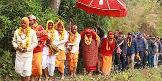 सयौंँ मानिसको भीडमा एक वर्षमा तीन ठाउँ सर्ने  सल्यानकोटकी भगवती माई आज माइत झरिन्