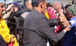एमालेका अध्यक्षओलीमाथि धनकुटामा  मुक्का प्रहार