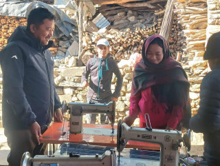 गोरखा धार्चे ४ का १५महिलालाई सिलाइकटाइ मेसिन हस्तन्तरण