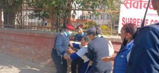 निलम्बित न्यायाधीश  गिरीकी पत्नी आरती रावललाई सर्वोच्चभित्र प्रवेश गर्न खोज्दा पक्राउ