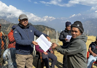 धार्चे गाउँपालिकामा अव्यवस्थित बसोबासीलाई राष्ट्रिय भूमि आयोगमार्फत निस्सा वितरण सुरू