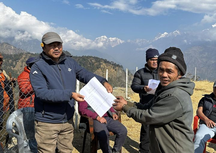 धार्चे गाउँपालिकामा अव्यवस्थित बसोबासीलाई राष्ट्रिय भूमि आयोगमार्फत निस्सा वितरण सुरू