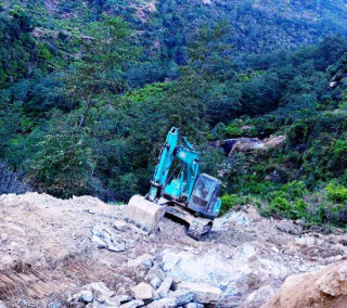 गोरखाको बारपाकमा  विनाअनुमति वन क्षेत्रमा डोजर चलाए