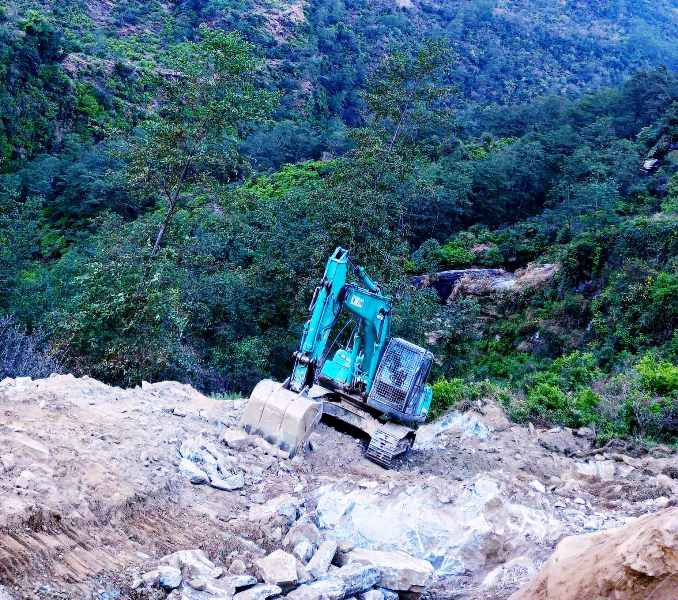 गोरखाको बारपाकमा  विनाअनुमति वन क्षेत्रमा डोजर चलाए