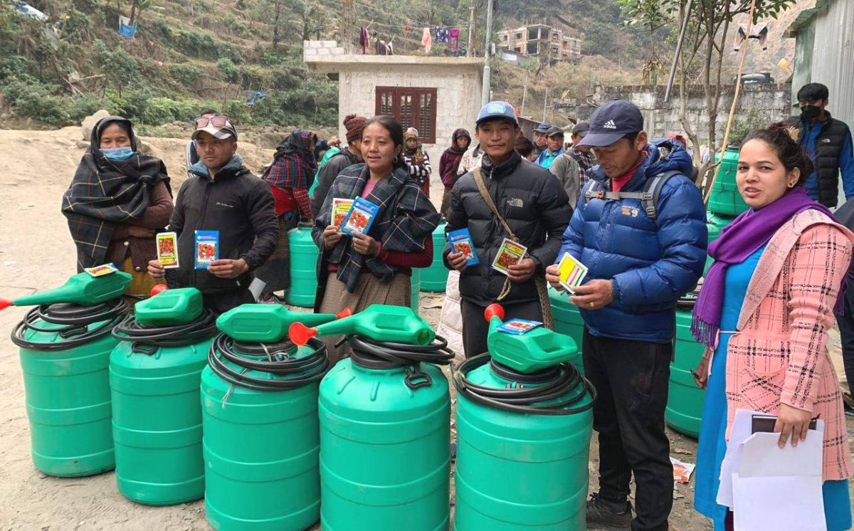 उत्तरी गाेरखाकाे धार्चेमा बेमौसमी तरकारी खेतीका लागि  ४५ घरधुरीका कृषकलाई  कृषि सामग्री हस्तान्तरण