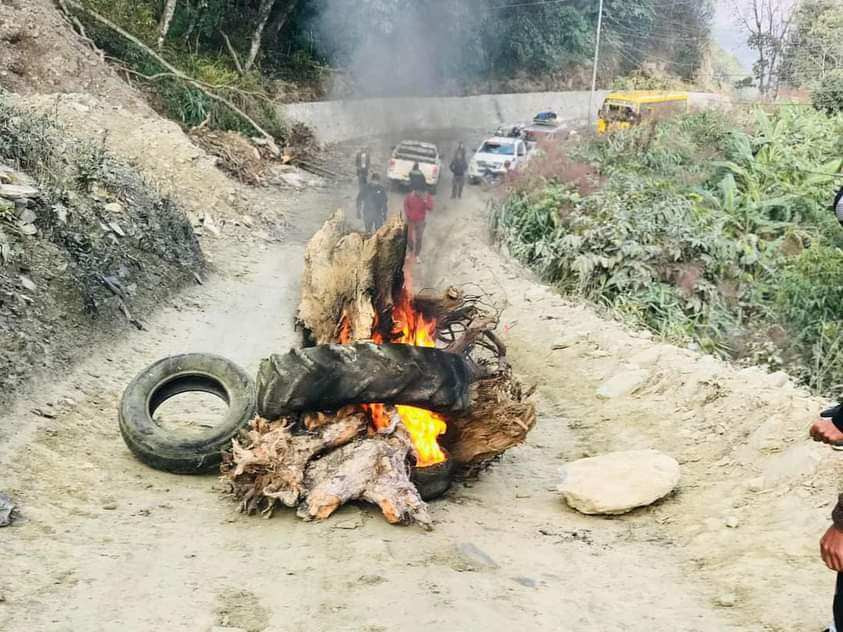 बागलुङ काठेखोलामा  २५ किलोमिटर सडक कालोपत्रेको माग गर्दै स्थानीय र जनप्रतिनिधि  नै  टायर बालेर  आन्दोलनमा