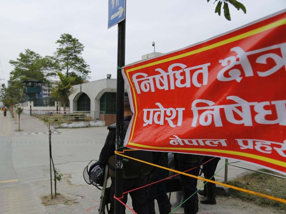 सिंहदरबार, बालुवाटार, बानेश्वरको  सडक पेटीमा  डोरी र  व्यानर टाँगेर हिँड्न समेत  निषेध गरियो