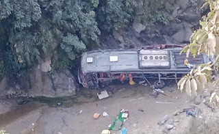 कपिलवस्तुबाट काठमाडौँ आउदै गरेको बस घाटबेँसीमा  दुर्घटना हुदा ७ को मृत्यु ,  ३० घाइते