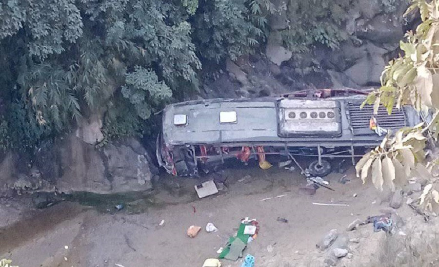 कपिलवस्तुबाट काठमाडौँ आउदै गरेको बस घाटबेँसीमा  दुर्घटना हुदा ७ को मृत्यु ,  ३० घाइते