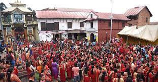 आज शिवरात्रिको  दिन काठमाडौँको  पशुपतिनाथ मन्दिरमा दर्शन गर्नेको भिडभाड, एक पटकमा १० जना भन्दा बढीले दर्शन गर्ने पाउँने