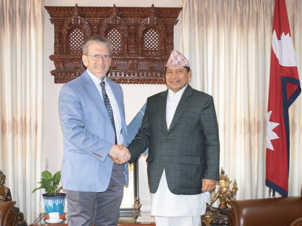 परराष्ट्रमन्त्री नारायणकाजी श्रेष्ठ र अमेरिकी राजदूत डीन आर थम्पसनबीच शिष्टाचार भेट