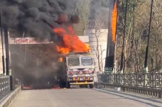 गुडिरहेको ट्रकमा  भीषण आगलागी