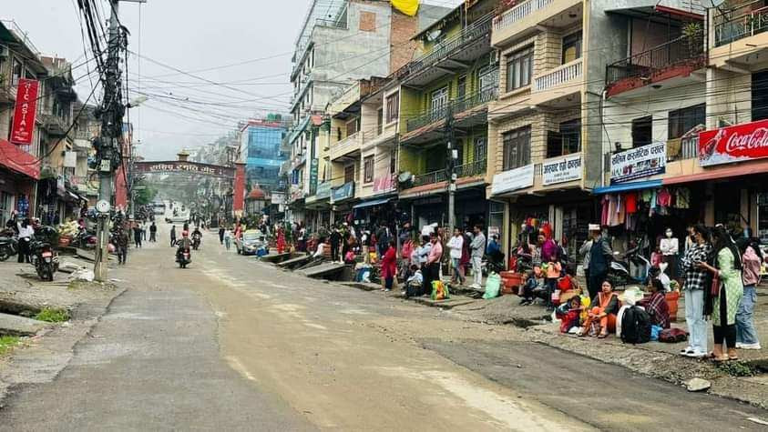 गोरखामा चालक र सहचालकमाथि आक्रमण  हुदाँ, सार्वजनिक यातायात बन्द यात्रुहरू सडकमा अलपत्र  
