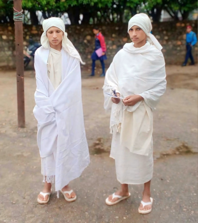 बाबुको किरियामा बसेका संगम क्षेत्री र सौगात क्षेत्रीले एसईई  परीक्षा दिए