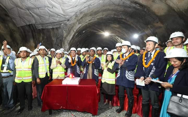 पूर्वाधार विकासमा नागढुङ्गा सुरूङमार्ग नेपाली माटो सुहाउँदो नयाँ दस्ताबेज हुने : प्रधानमन्त्री प्रचण्ड