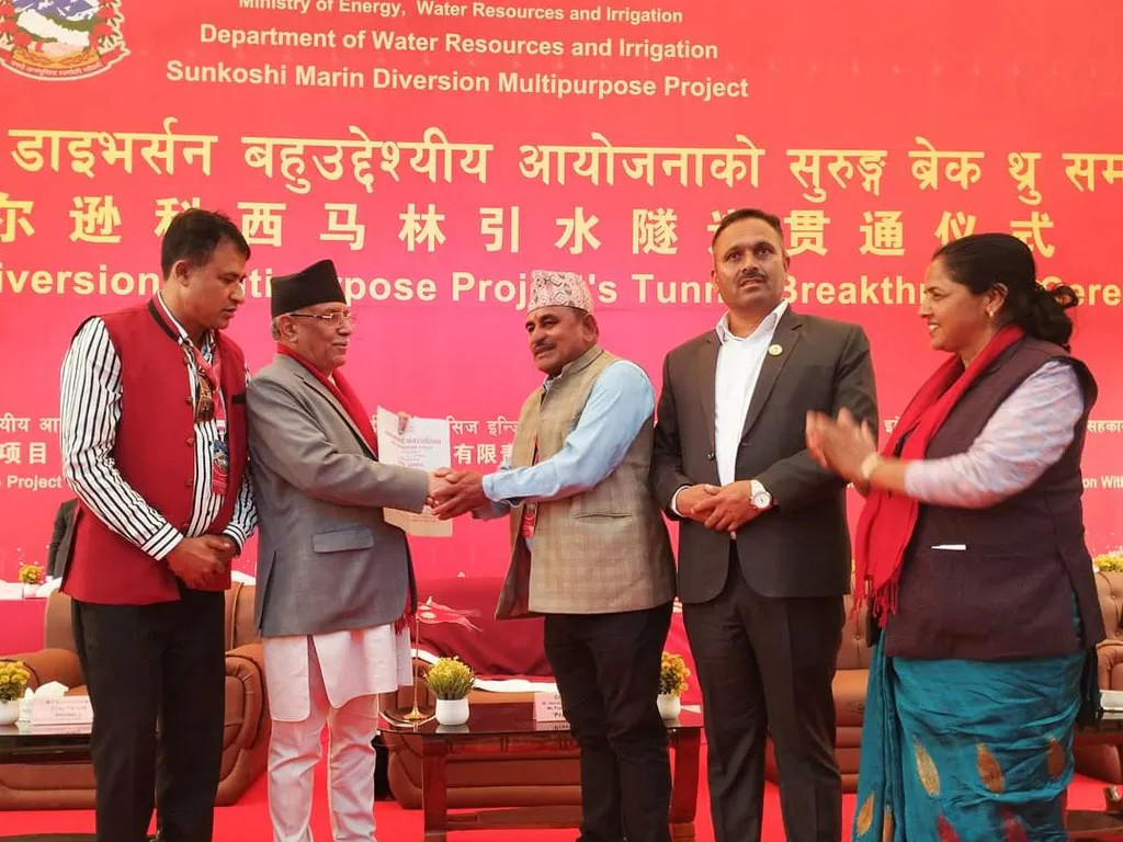 बिपी राजमार्गमा पर्ने खुर्कोट सुरुङ मार्ग निर्माण थालनी गर्न सिन्धुलीका जनताले प्रधानमन्त्री पुष्पकमल दाहाल ‘प्रचण्ड’सँग माग पत्र 