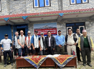  ६८ औं मनास्लु हिमाल आरोहण दिवसको  अवसरमा चुमनुब्री गाउँपालिकाले  मनास्लु क्षेत्र घुम्न पुगेका पर्यटकलाई सम्मान 