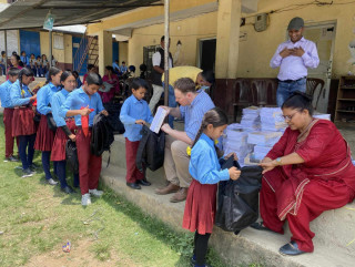 गोरखामा गड हेड्स नामक संस्थाले ७१ जना बिद्यार्थीलाई शैक्षिक सामग्री हस्तन्तरण 
