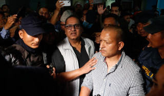 कान्तिपुर मिडिया ग्रुपका अध्यक्ष सिरोहियालाई प्रहरीले धनुषा जिल्ला अदालतमा लगिदैँ 