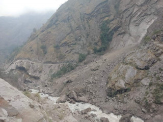 उत्तरी गोरखाको धार्चेमा सुख्खा पहिरो जादाँ सडक अवरुद्व 