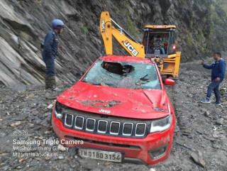 मुक्तिनाथ बाट फर्कदै गरेको भारतिय गाडी पहिरोमा पुरियो 