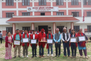 बारपाक सुलिकोट गाउँपालिकामा गणतन्त्र दिवसको अवसरमा कर्मचारी शिक्षक विद्यार्थी कृषकहरुलाई सम्मान पत्र र नगदसहित  सम्मानित