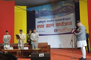 मुख्यमन्त्री  पाण्डेले शपथ लिए
